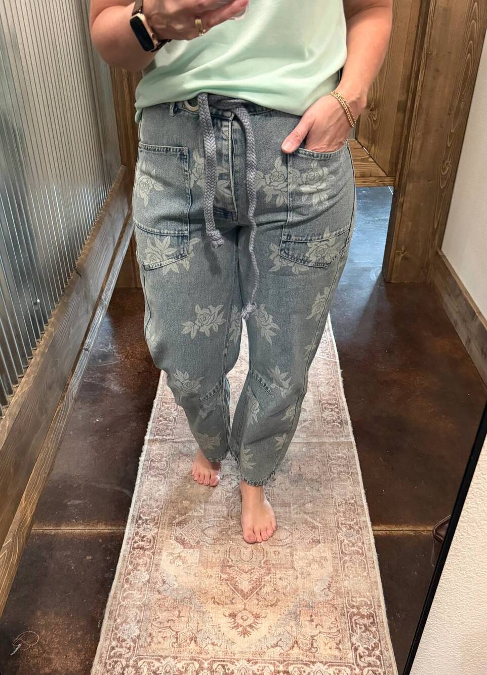 NEW BIBI washed denim pants in rose printed
